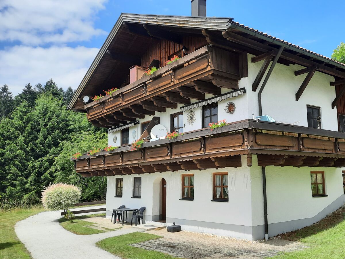 Wohnung rechts erster Balkon