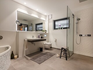 großes Badezimmer