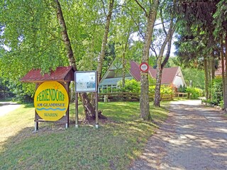 Einfahrt zum Feriendorf