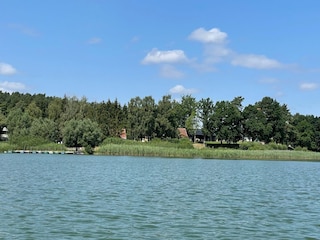 Blick vom See auf das Feriendorf