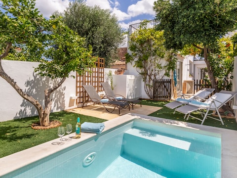 Villa Schönes Einfamilienhaus mit Pool direkt am Meer