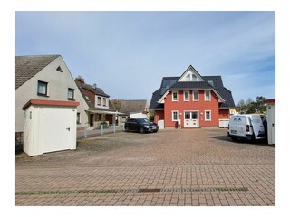 Hauptansicht mit PKW Stellplätzen