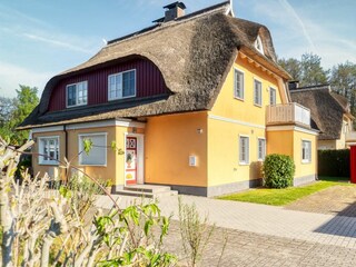 Aussenansicht mit Parkplatz