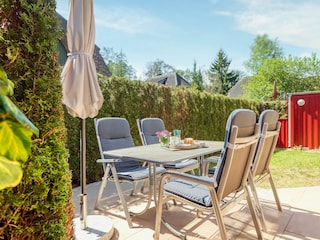 Blick auf die möblierte Terrasse