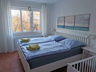 Elternschlafzimmer mit Kinderbett