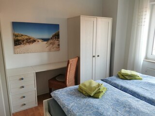 Elternschlafzimmer mit Kinderbett