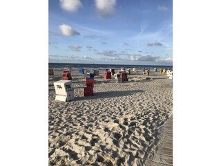 bunte Strandkörbe während der Saison