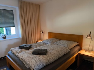 Schlafzimmer mit Doppelbett