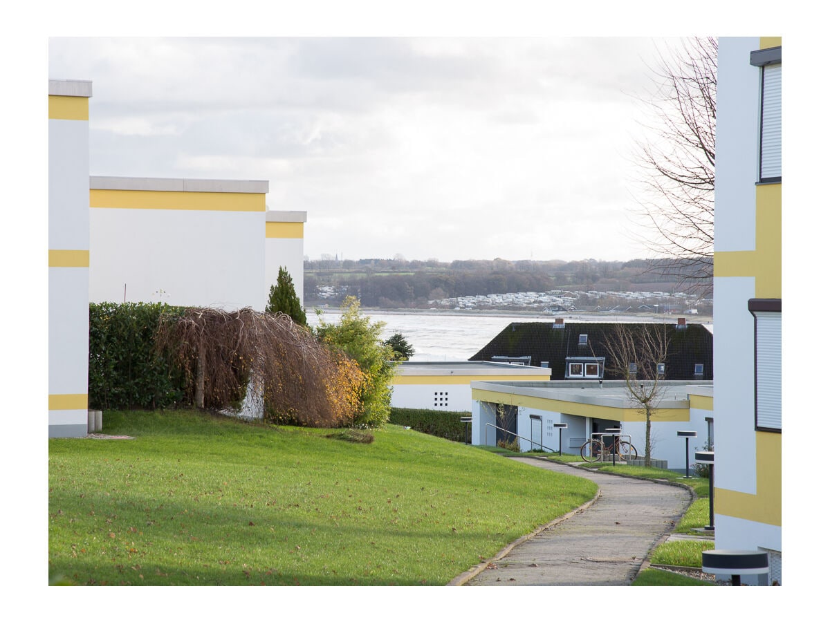 Blick von der Terrasse zu Strand und Meer