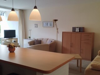 Blick von Küche ins Wohnzimmer