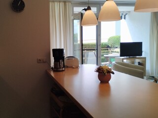 Blick aus der Küche auf Frühstückstresen