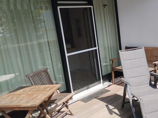 Balkon mit Tisch und 2 Stühlen