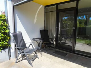 Terrasse mit Tisch und 2 Stühlen