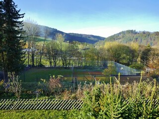 Blick zum Tennisplatz - Fewo Haus Bellevue****