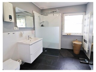Modernes Duschbad