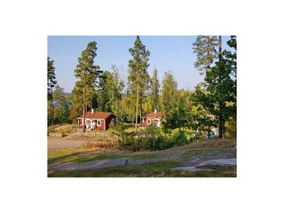 Blick auf die drei Ferienhäuser "Ekobyn"