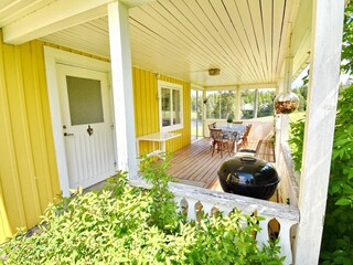 Große überdachte Eingangsveranda