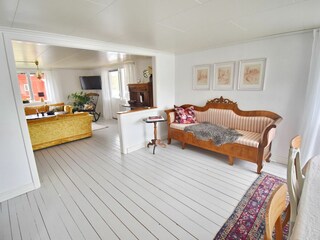 Esszimmer mit Blick zum Wohnzimmer