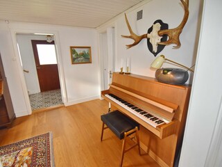 Musikzimmer mit Klavier und Sekretär