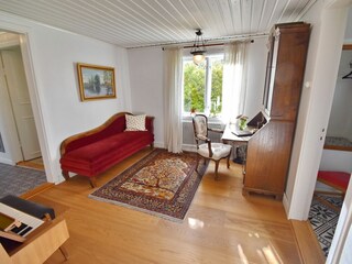 Musikzimmer mit Klavier und Sekretär