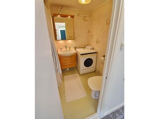 Badezimmer im EG mit WC, Waschmaschine und Dusche