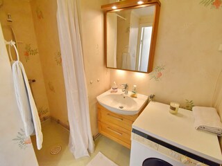 Badezimmer im EG mit WC, Waschmaschine und Dusche