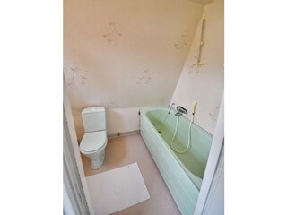 Badezimmer mit WC und Badewanne im Obergeschoss