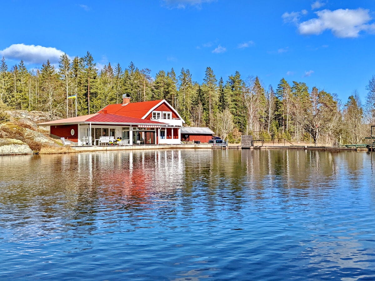 Blick vom See auf das Haus