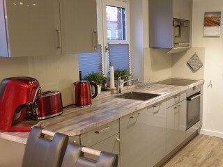 Küchenzeile mit Kaffemaschine, Wasserkocher, Toaster
