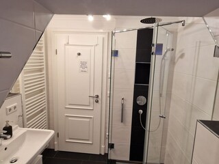 Bad mit begehbarer Dusche