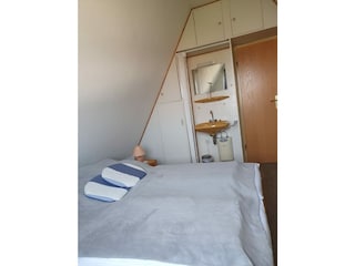 Schlafzimmer mit Waschgelegenheit