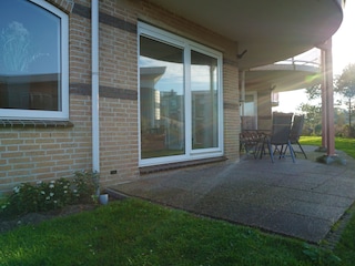 Halb überdachte Terrasse