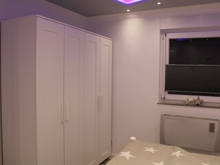 Schlafzimmer mit Außenrolladen