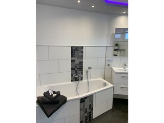 Bad mit Badewanne und ebenerdiger Dusche