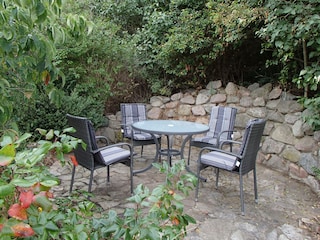 Schattige Sitzecke im Garten