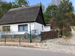 Gartentor und großer Parkplatz