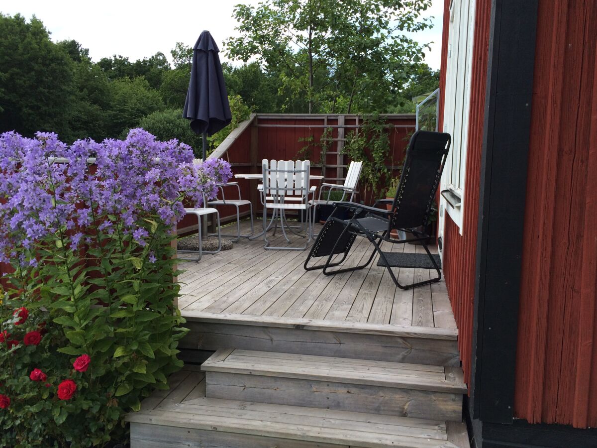 Patio mit Meerblick (mit Esstisch und Liegestühlen).