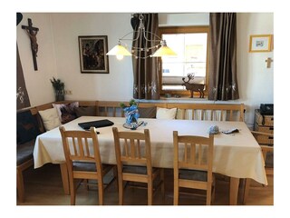 chalet-alpengarten-Wohnzimmer-Esstisch-Schiestl