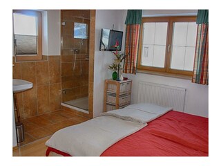 chalet-alpengarten-Zimmer mit Dusche