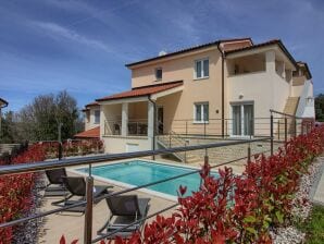 Marisol met zwembad op slechts 200m van het strand