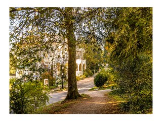Blick vom Kurpark auf die Villa