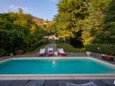 Der Pool und die Villa