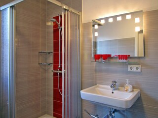 Waschbecken und Dusche im Erdgeschoss