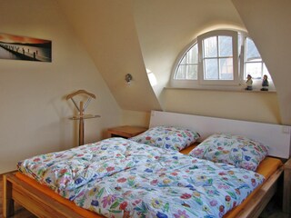 Ein Schlafzimmer im Obergeschoss