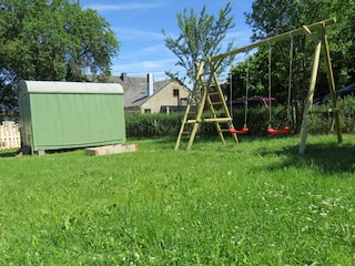 Grundstück mit Spielplatz