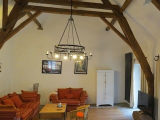 Wohnzimmer mit altem Gebälk