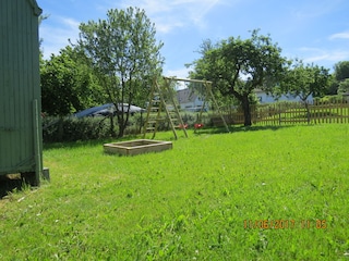 Wiese und Spielplatz