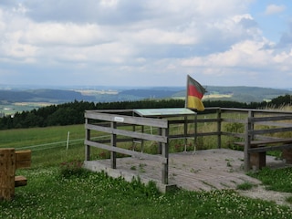 Blick vom Eifelsteig auf den Ort Büdesheim