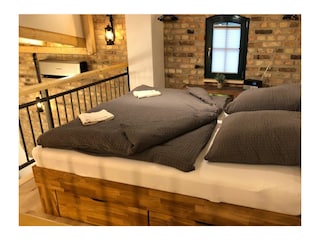 Das Doppelbett auf dem Schlaf-Boden