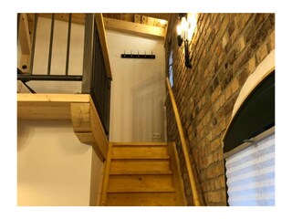 Die Treppe im Wohnraum zum Schlaf-Boden